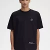 Avslappnad herr-T-shirt med tryck och lappar Avslappnad herr-T-shirt med tryck och lappar