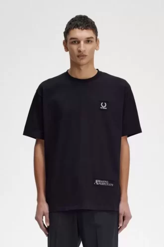 Avslappnad herr-T-shirt med tryck och lappar