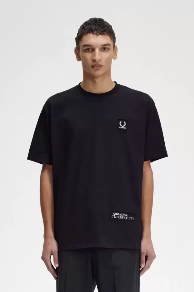 Avslappnad herr-T-shirt med tryck och lappar Avslappnad herr-T-shirt med tryck och lappar