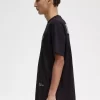 Avslappnad herr-T-shirt med tryck och lappar Avslappnad herr-T-shirt med tryck och lappar