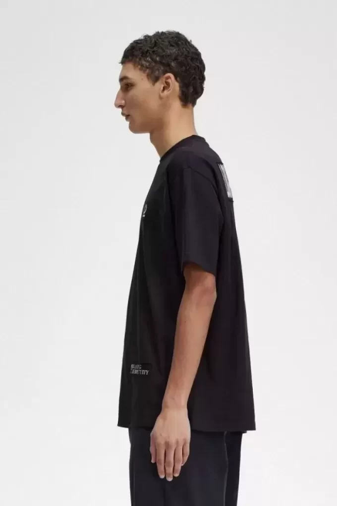 Avslappnad herr-T-shirt med tryck och lappar Avslappnad herr-T-shirt med tryck och lappar