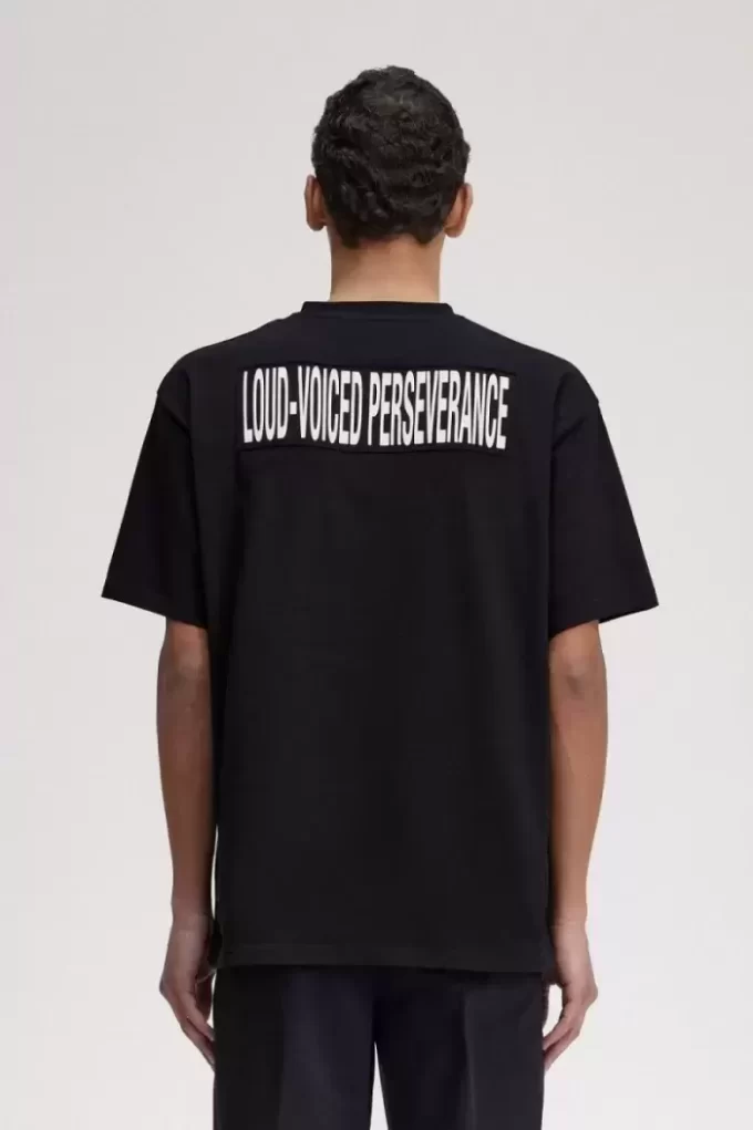 Avslappnad herr-T-shirt med tryck och lappar Avslappnad herr-T-shirt med tryck och lappar