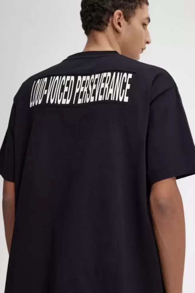 Avslappnad herr-T-shirt med tryck och lappar Avslappnad herr-T-shirt med tryck och lappar
