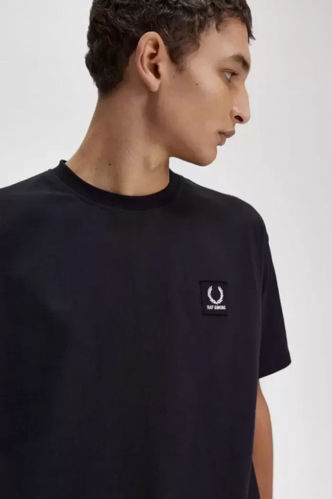 Avslappnad herr-T-shirt med tryck och lappar Avslappnad herr-T-shirt med tryck och lappar
