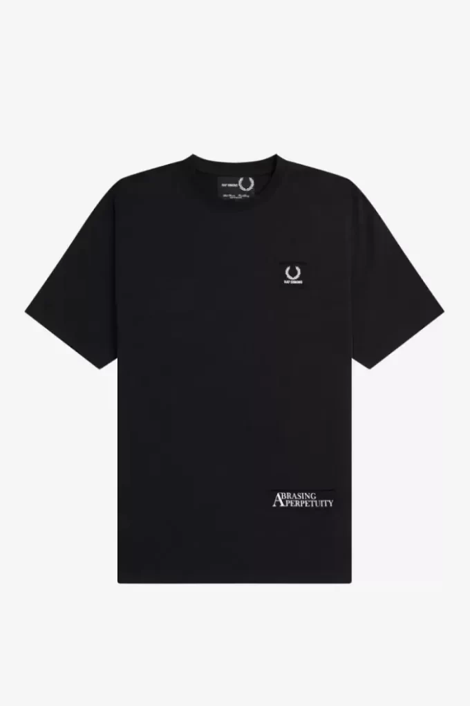 Avslappnad herr-T-shirt med tryck och lappar Avslappnad herr-T-shirt med tryck och lappar
