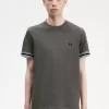 Herr-T-shirt med djärv spets i piké Herr-T-shirt med djärv spets i piké