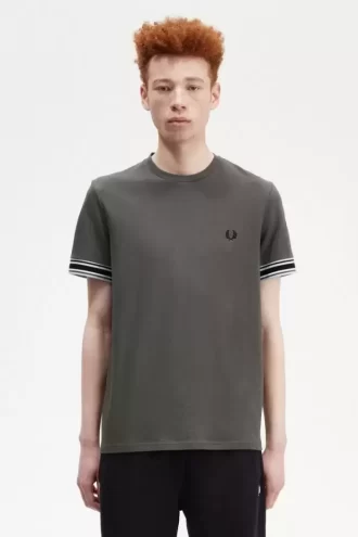 Herr-T-shirt med djärv spets i piké Herr-T-shirt med djärv spets i piké