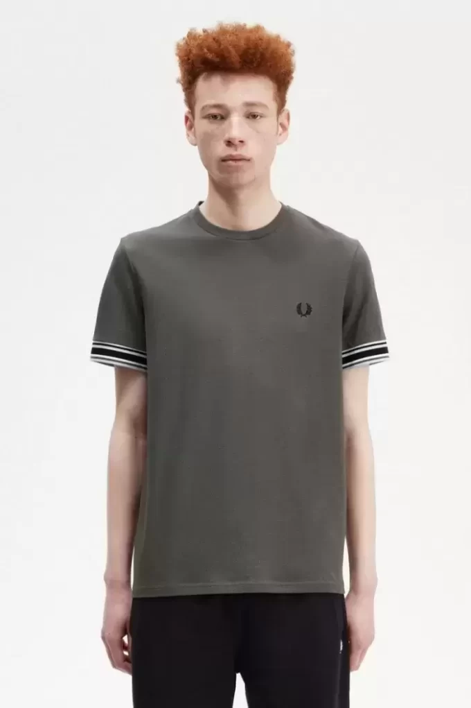 Herr-T-shirt med djärv spets i piké Herr-T-shirt med djärv spets i piké