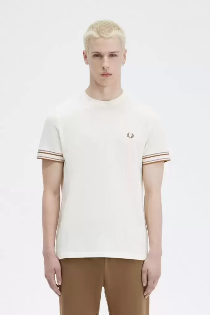 Herr-T-shirt med djärv spets i piké Herr-T-shirt med djärv spets i piké