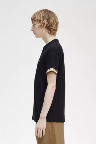Herr-T-shirt med djärv spets i piké Herr-T-shirt med djärv spets i piké