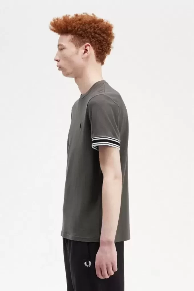 Herr-T-shirt med djärv spets i piké Herr-T-shirt med djärv spets i piké