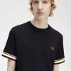 Herr-T-shirt med djärv spets i piké Herr-T-shirt med djärv spets i piké