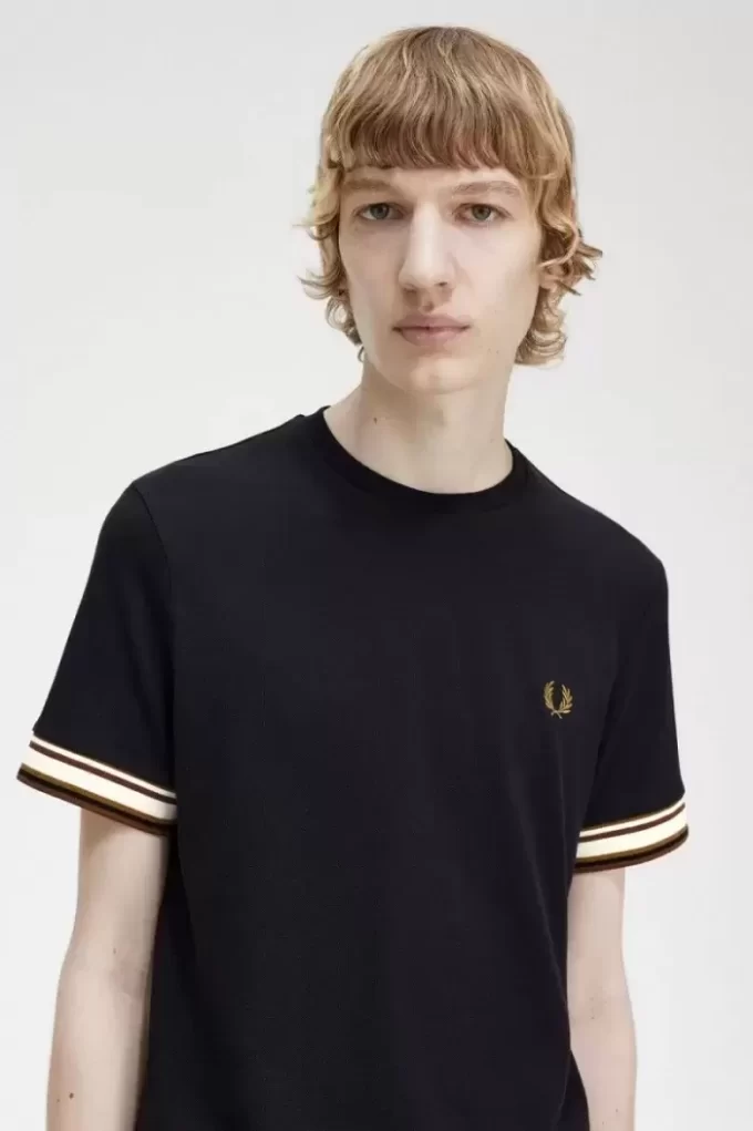 Herr-T-shirt med djärv spets i piké Herr-T-shirt med djärv spets i piké