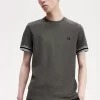 Herr-T-shirt med djärv spets i piké Herr-T-shirt med djärv spets i piké