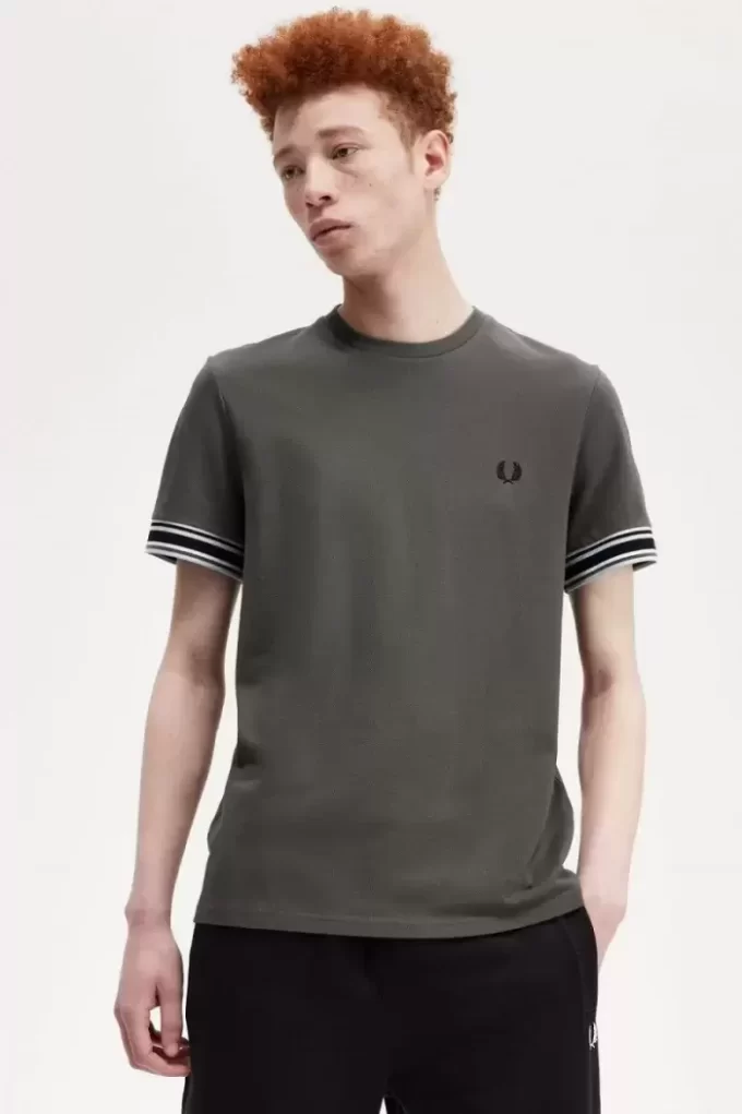 Herr-T-shirt med djärv spets i piké Herr-T-shirt med djärv spets i piké