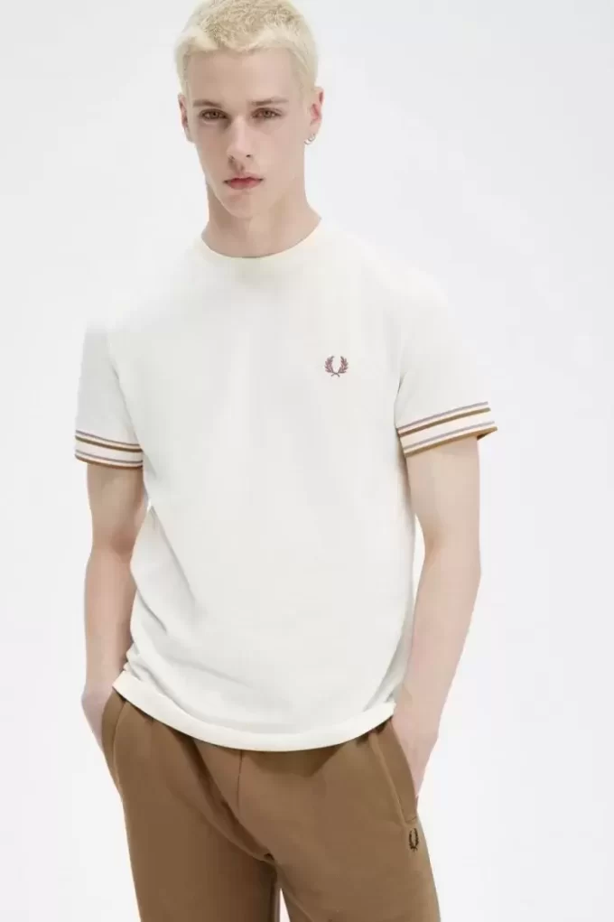Herr-T-shirt med djärv spets i piké Herr-T-shirt med djärv spets i piké
