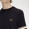 Herr-T-shirt med djärv spets i piké Herr-T-shirt med djärv spets i piké