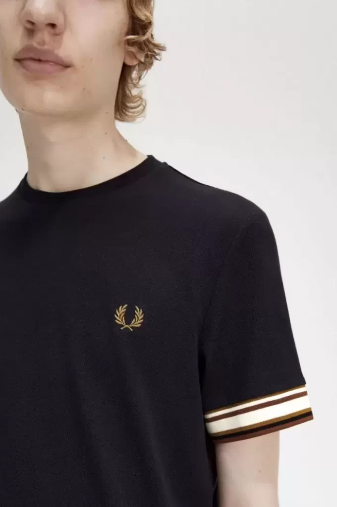 Herr-T-shirt med djärv spets i piké Herr-T-shirt med djärv spets i piké