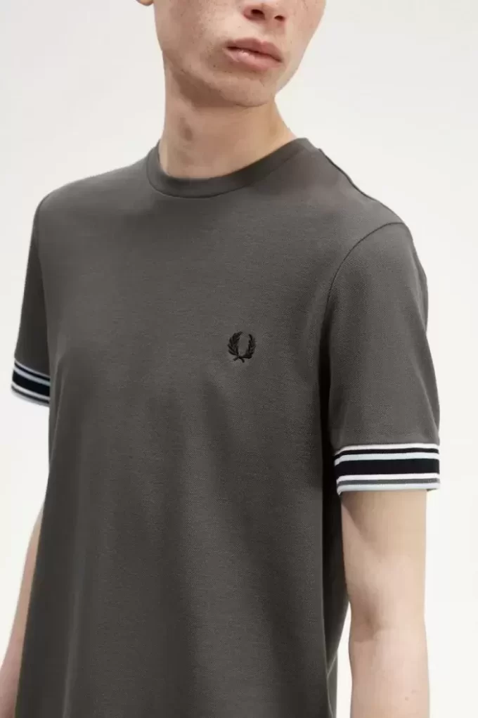 Herr-T-shirt med djärv spets i piké Herr-T-shirt med djärv spets i piké