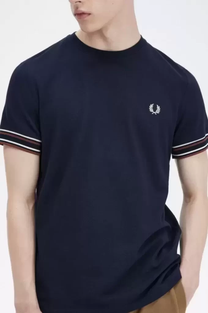 Herr-T-shirt med djärv spets i piké Herr-T-shirt med djärv spets i piké