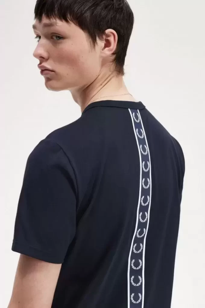 Herr-T-shirt med tejpdetalj Herr-T-shirt med tejpdetalj