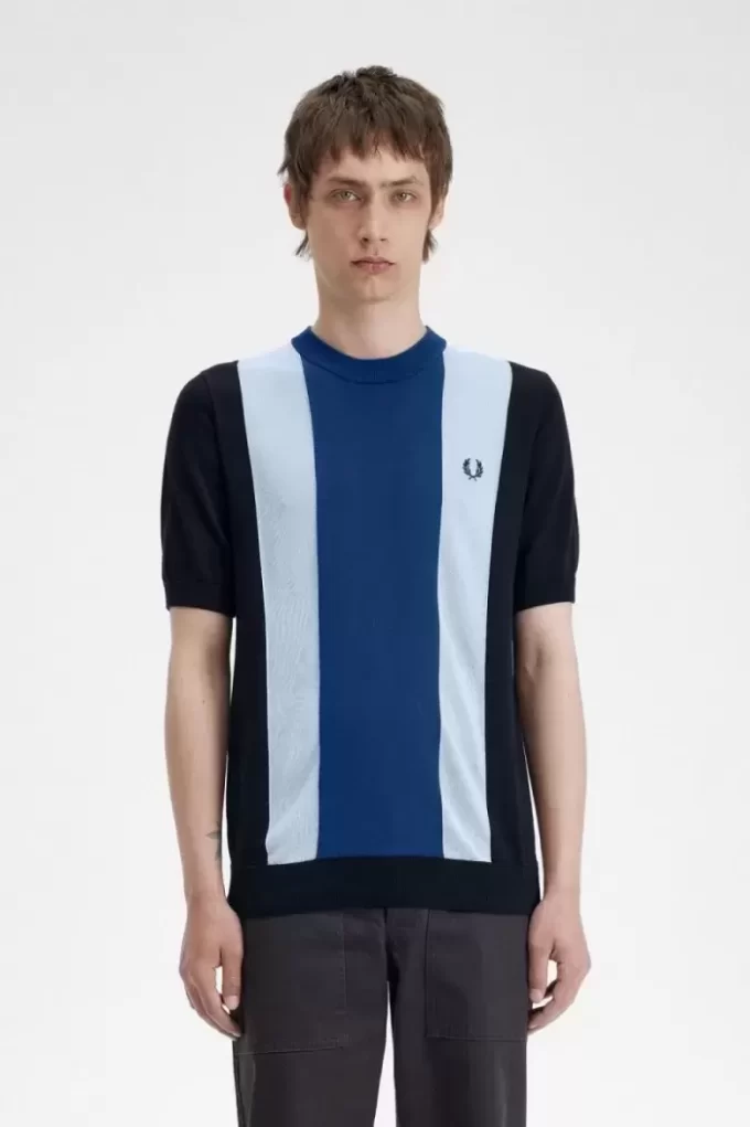 Randig finstickad herr-T-shirt Randig finstickad herr-T-shirt