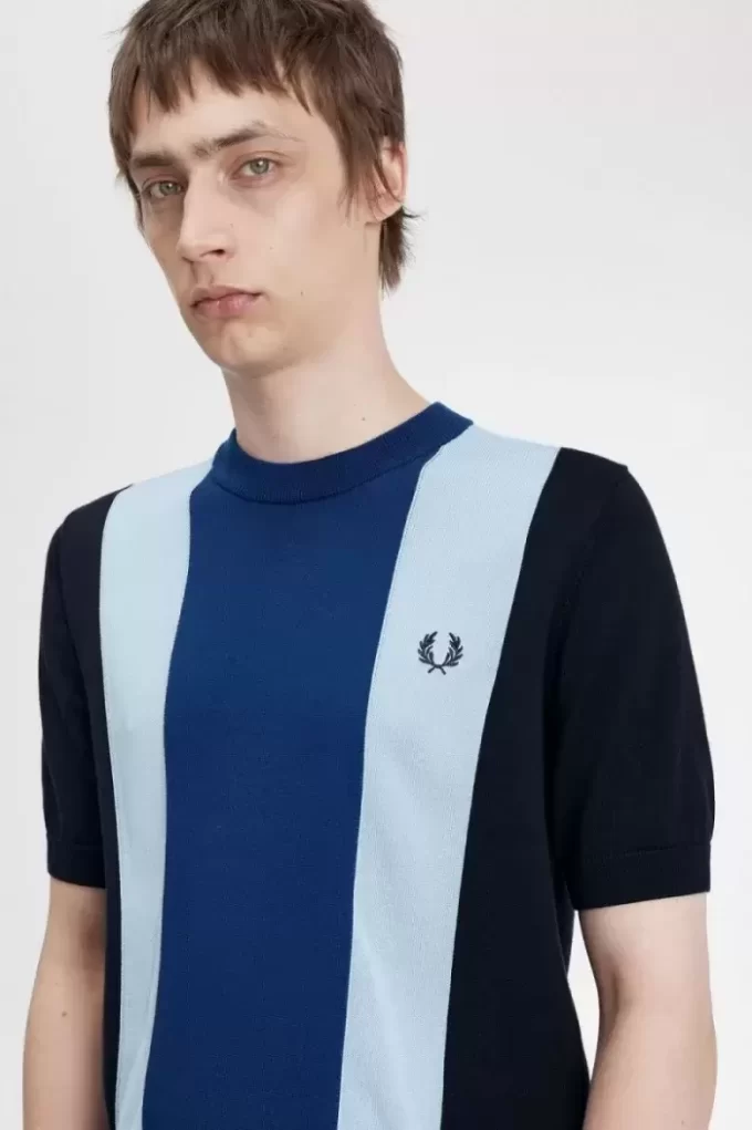 Randig finstickad herr-T-shirt Randig finstickad herr-T-shirt