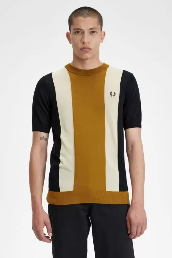 Randig finstickad herr-T-shirt Randig finstickad herr-T-shirt