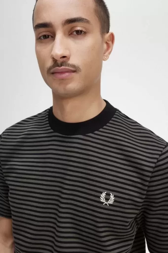 T-shirt med fina randig detaljer för män T-shirt med fina randig detaljer för män