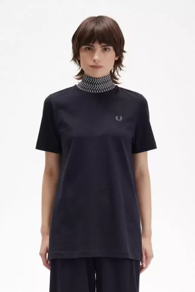 T-shirt med hög hals och jacquarddetaljer för kvinnor T-shirt med hög hals och jacquarddetaljer för kvinnor