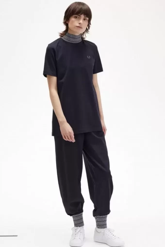 T-shirt med hög hals och jacquarddetaljer för kvinnor T-shirt med hög hals och jacquarddetaljer för kvinnor