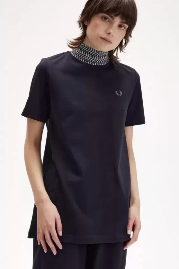 T-shirt med hög hals och jacquarddetaljer för kvinnor T-shirt med hög hals och jacquarddetaljer för kvinnor