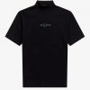 T-shirts med hög hals och märkestryck T-shirts med hög hals och märkestryck