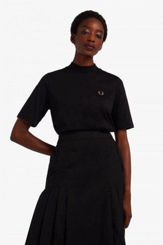 T-shirts med hög halsringning och märkesdetalj T-shirts med hög halsringning och märkesdetalj