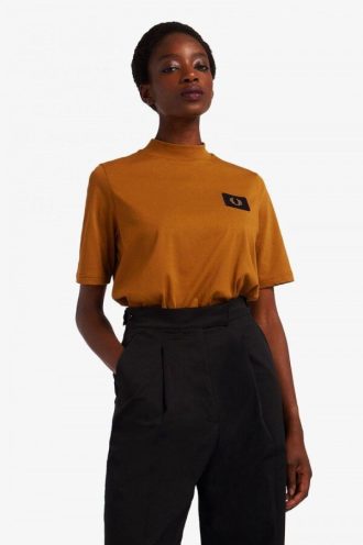 T-shirts med hög halsringning och märkesdetalj T-shirts med hög halsringning och märkesdetalj