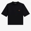 T-shirts med hög halsringning och märkesdetalj T-shirts med hög halsringning och märkesdetalj