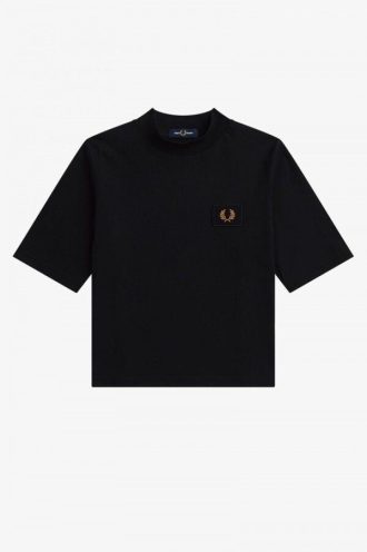 T-shirts med hög halsringning och märkesdetalj T-shirts med hög halsringning och märkesdetalj