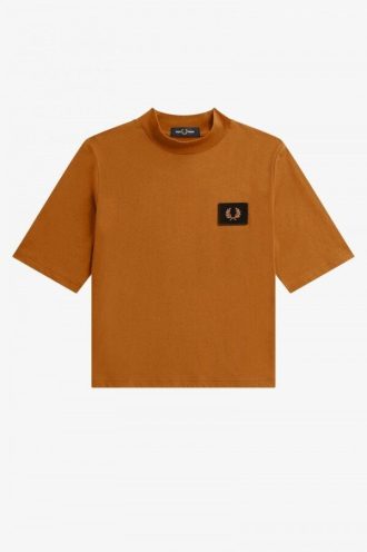 T-shirts med hög halsringning och märkesdetalj T-shirts med hög halsringning och märkesdetalj