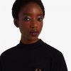 T-shirts med hög halsringning och märkesdetalj T-shirts med hög halsringning och märkesdetalj