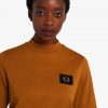 T-shirts med hög halsringning och märkesdetalj T-shirts med hög halsringning och märkesdetalj