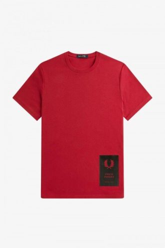T-shirts med tryck och lappar