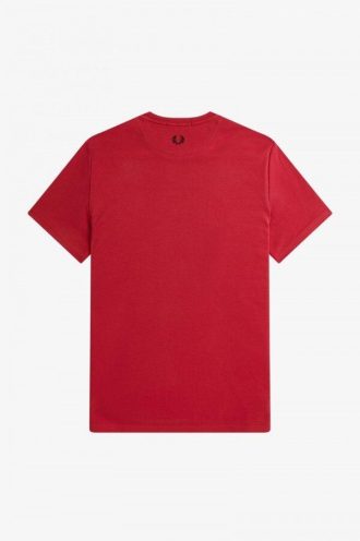 T-shirts med tryck och lappar